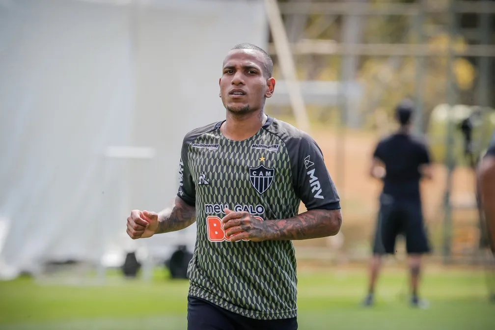 Otero chega a São Paulo para assinar com o Corinthians