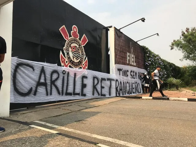 [COMENTE] Para você, protesto da torcida é válido e Carille deveria ser o único alvo?