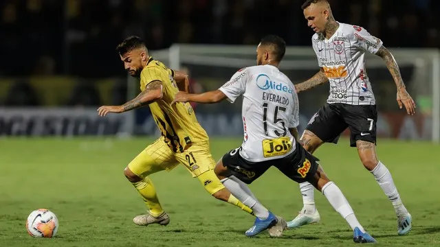 Salários de dois jogadores do Corinthians equivalem à folha salarial do Guaraní-PAR