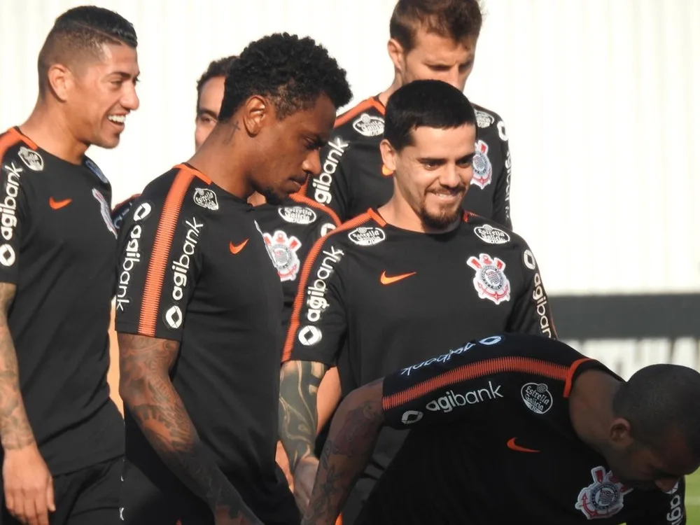 Fagner treina como titular, e Jair muda o Corinthians para primeira semifinal contra o Flamengo
