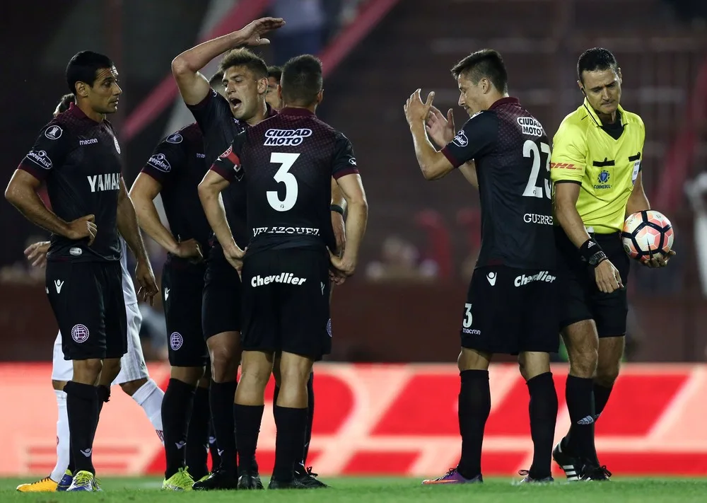 Alejandro Dominguez quer árbitro de vídeo nas oitavas da Libertadores