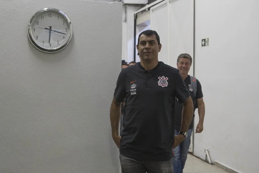 Entenda por que Fábio Carille tem ido ao vestiário dos adversários do Corinthians