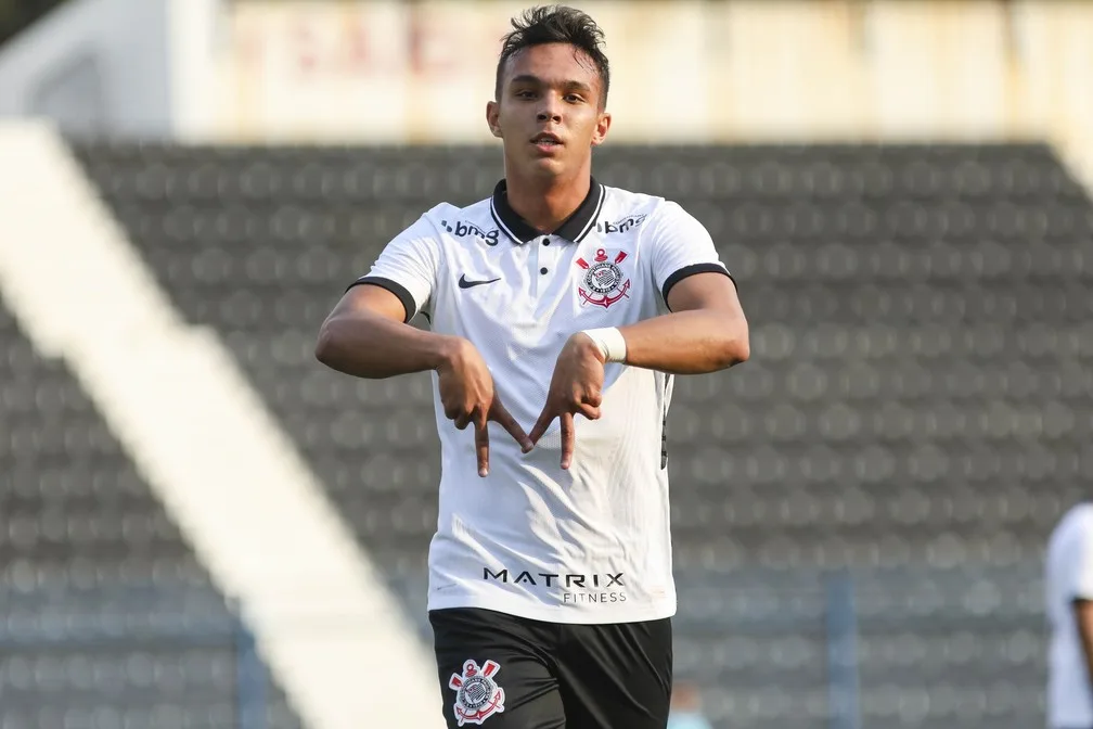 Com preço fixado, atacante vira destaque no sub-20 do Corinthians