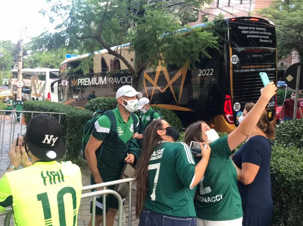 Chegou!! Palmeiras chega a Porto Alegre para o primeiro jogo da final da Copa do Brasil