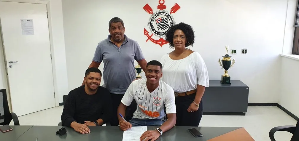 Convocado para a seleção sub-17, atacante assina primeiro contrato com o Corinthians