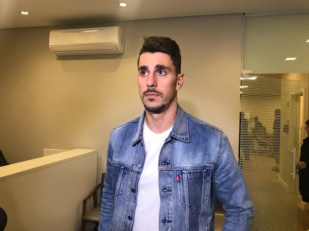 Danilo Avelar passa por exames e já fala como jogador do Corinthians