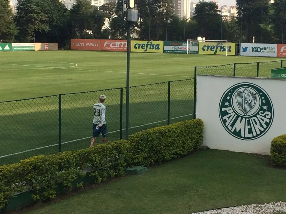 Fora do time, Róger Guedes participa de atividade isolada no Palmeiras