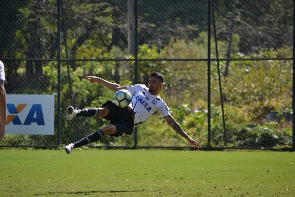 Sem transferência para França, Lucca tem proposta árabe, mas prioriza a Ponte