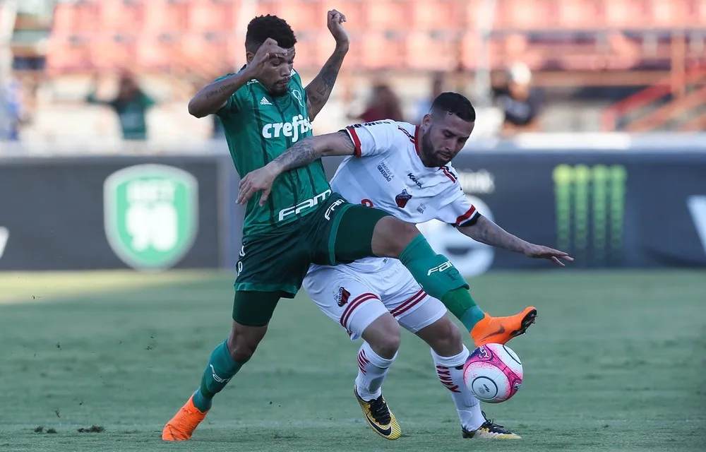 Improvisado na lateral, Juninho elogia trabalho de Roger Machado no Palmeiras