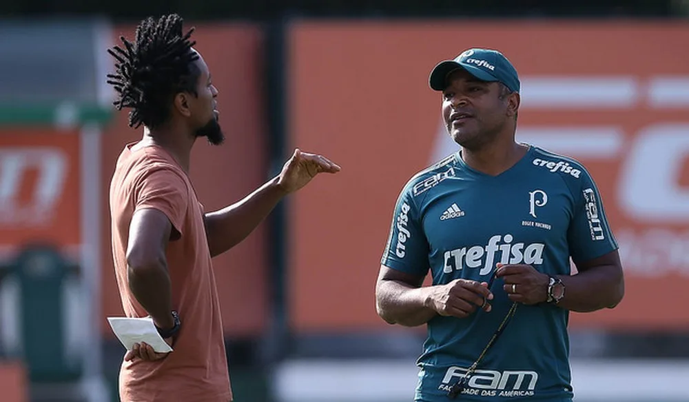 Zé Roberto dá primeiros passos em novo cargo no Palmeiras