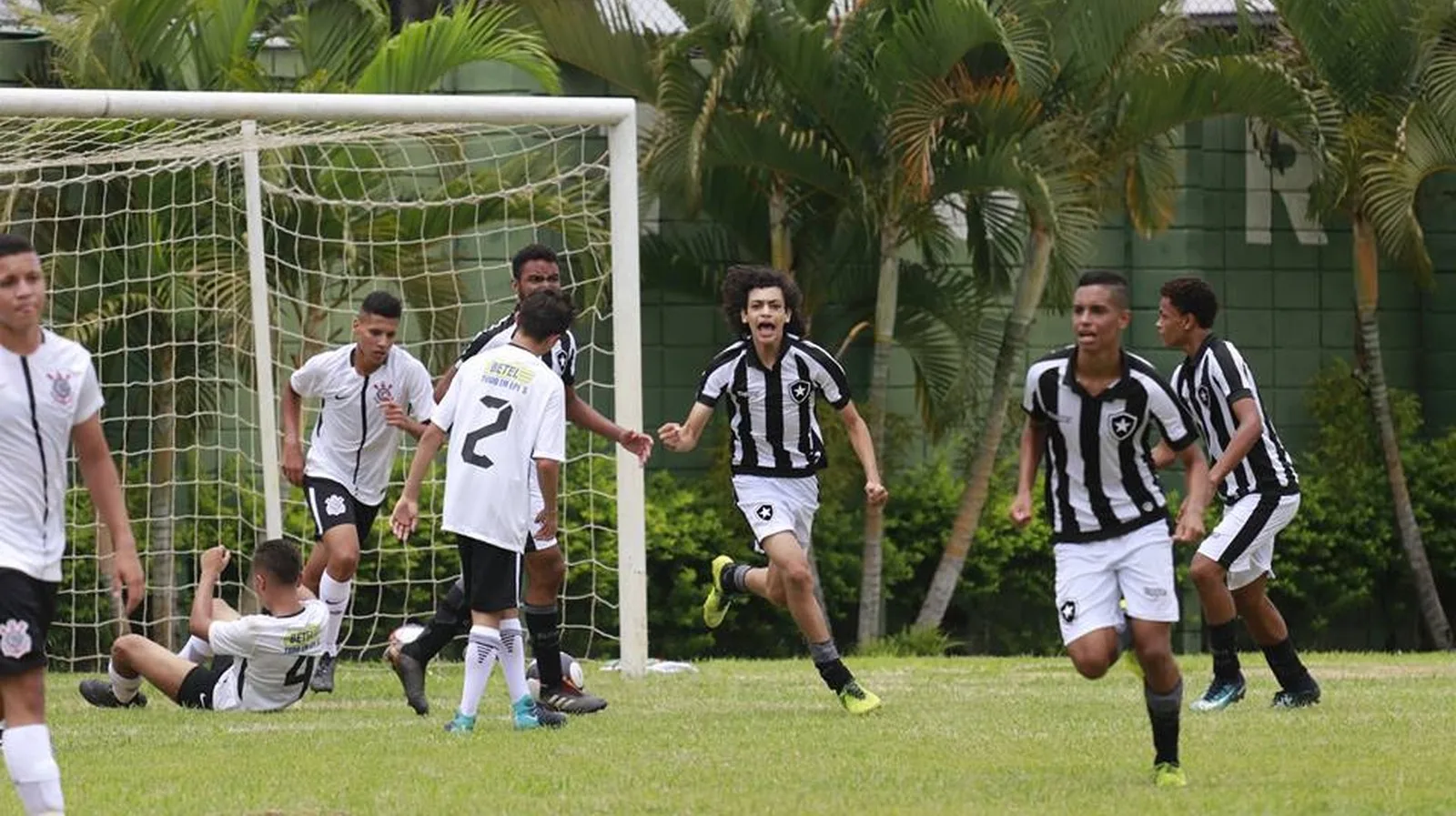 De virada, Botafogo vence Corinthians na estreia do sub-15