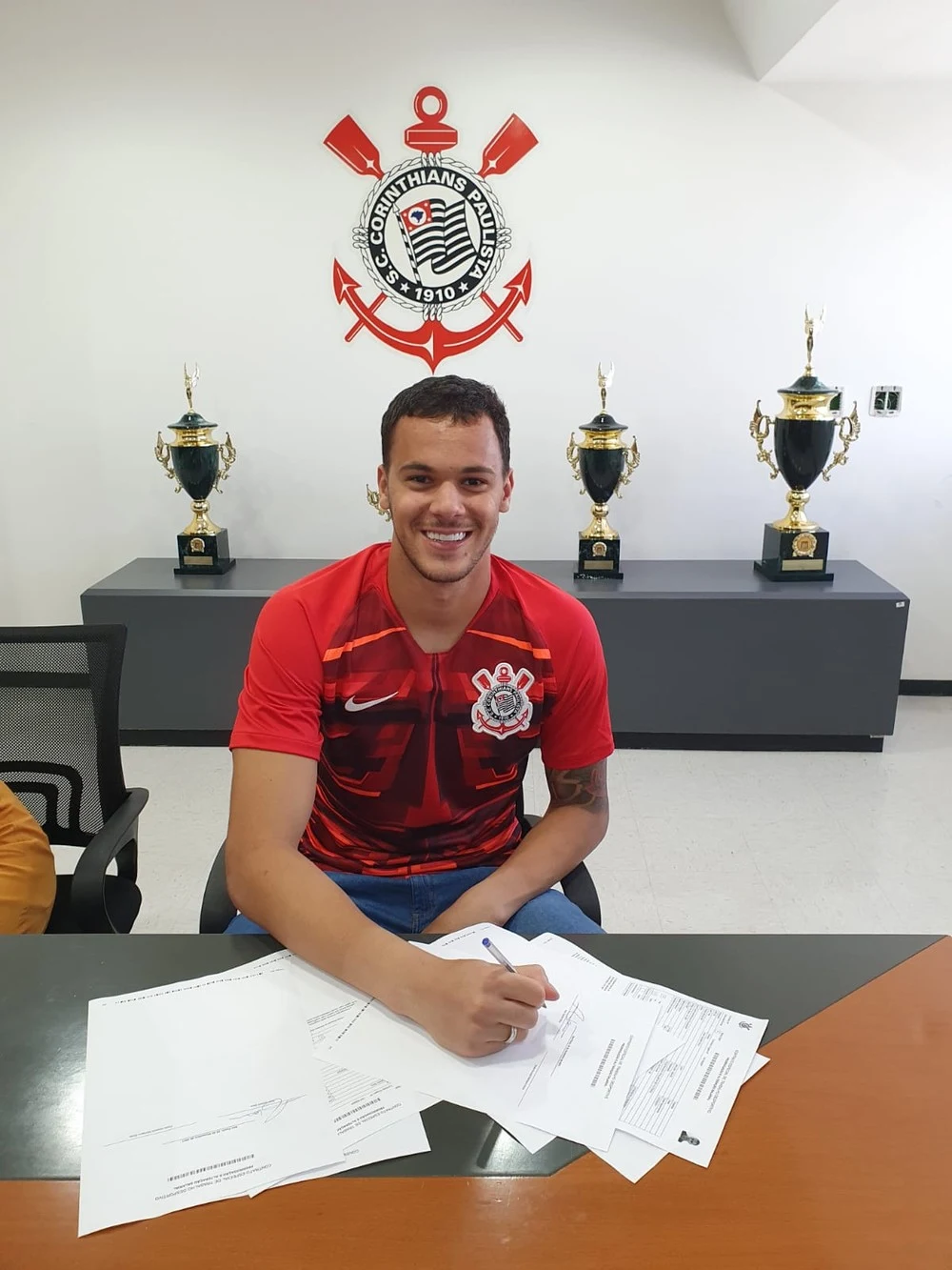 Corinthians renova contrato de goleiro Alan Gobetti, titular da equipe sub-20