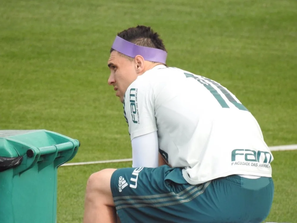  Faixa na cabeça, chapéu no treino... Moisés dá mais um passo para voltar ao Palmeiras