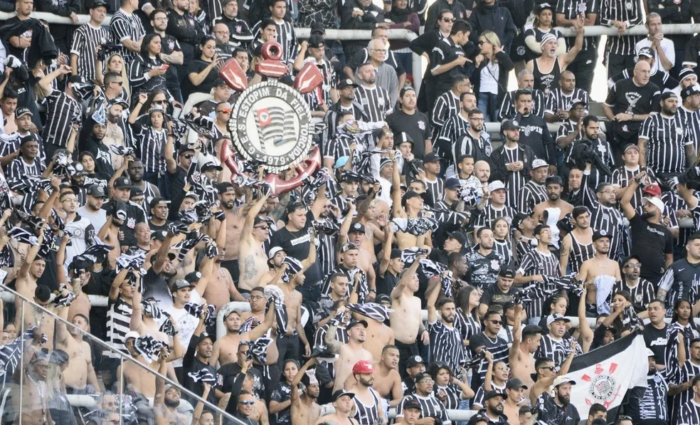 Corinthians pode pagar multa e até perder pontos por ofensas homofóbicas de sua torcida