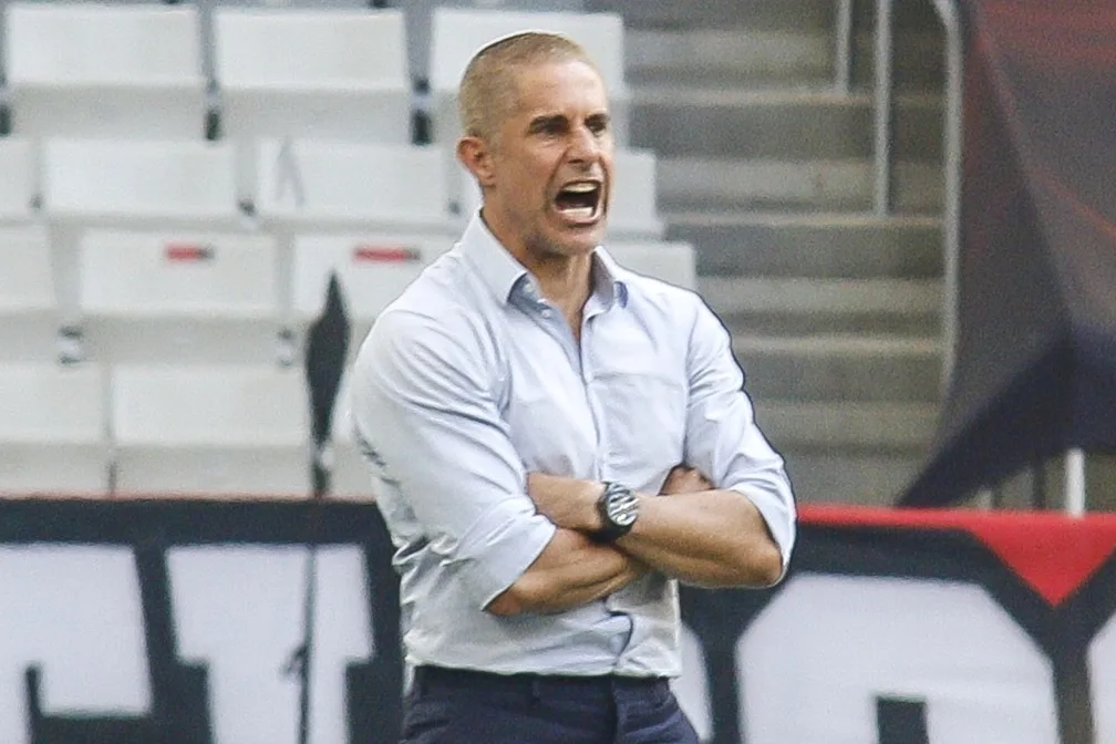 Sylvinho festeja vitória e atuação do Corinthians e diz que Renato Augusto pode ser primeiro volante