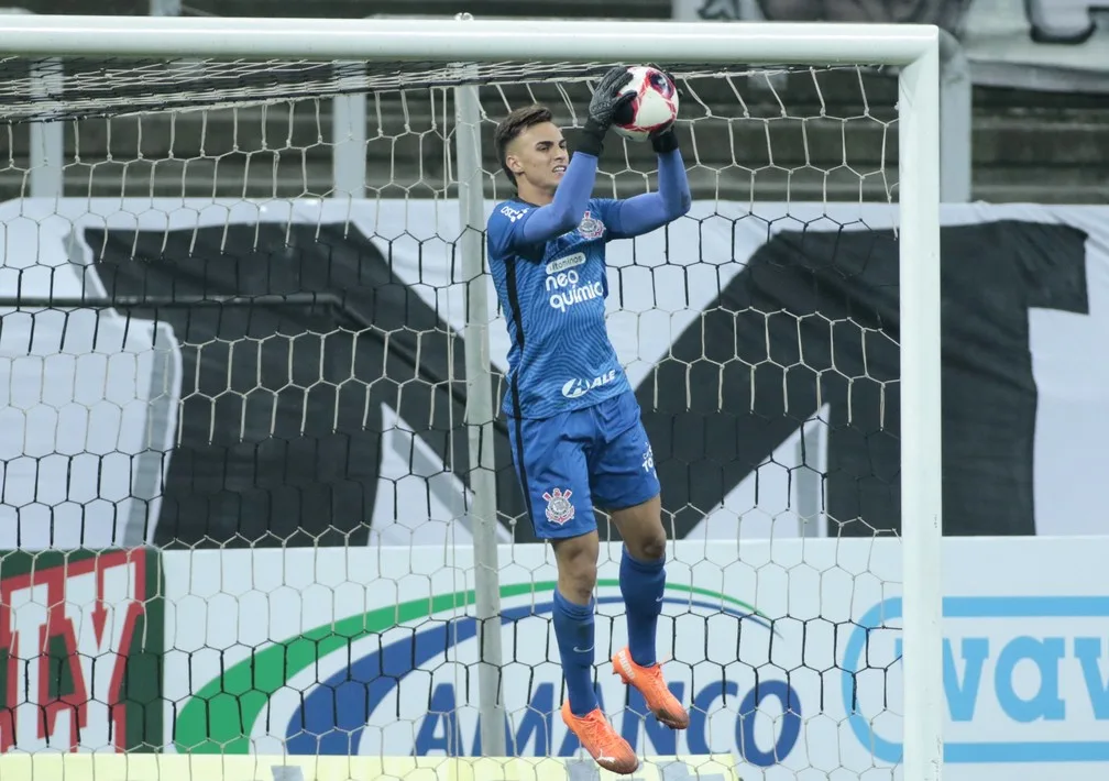 Titular no Dérbi, Matheus Donelli é o goleiro mais jovem a estrear pelo Corinthians em 46 anos