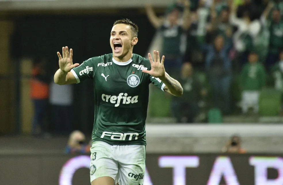 Palmeiras acerta renovação de contrato com Raphael Veiga; veja os detalhes