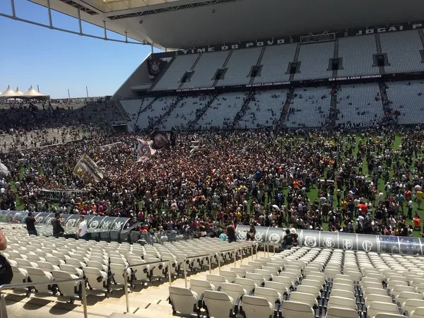 Treino do Corinthians na Arena acaba com invasão de 10 mil torcedores ao campo