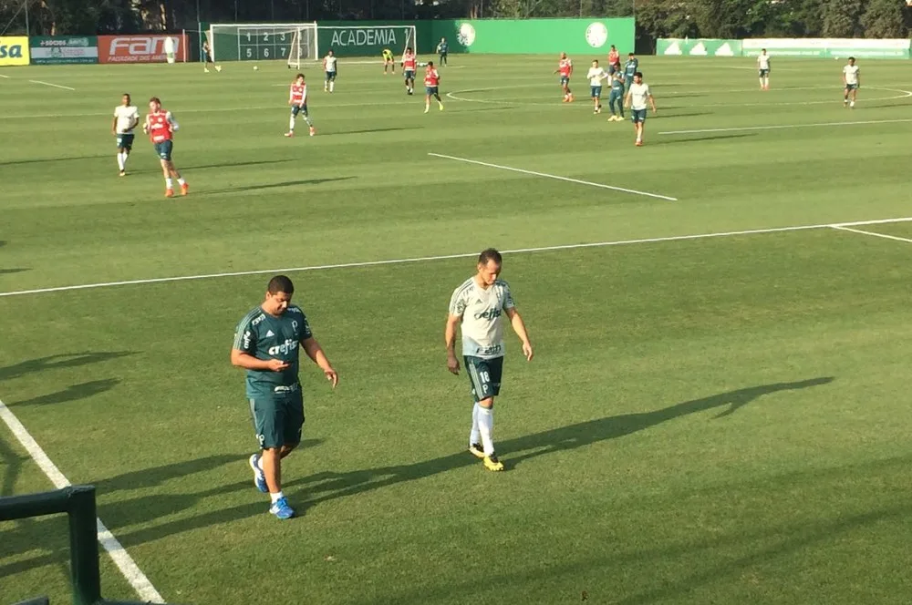  Guerra se machuca após carrinho e sai mais cedo de treino do Palmeiras