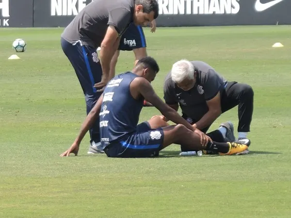 Jô dá susto, sente dores na perna e deixa treino do Corinthians mais cedo