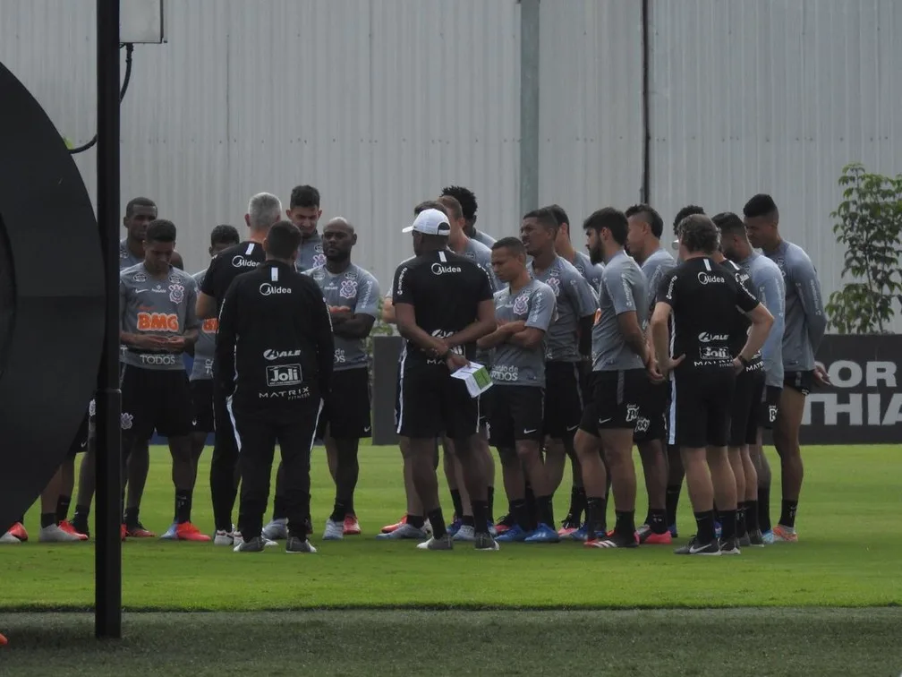 Corinthians se reapresenta no CT e zagueiro volta aos treinos após recuperação