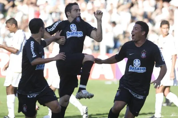 Augusto anuncia Chicão como coordenador do Corinthians e desconversa sobre executivo