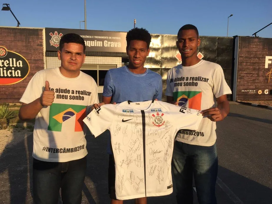 Corinthians doa camisa para estudantes e ganha torcida extra pelo hepta brasileiro