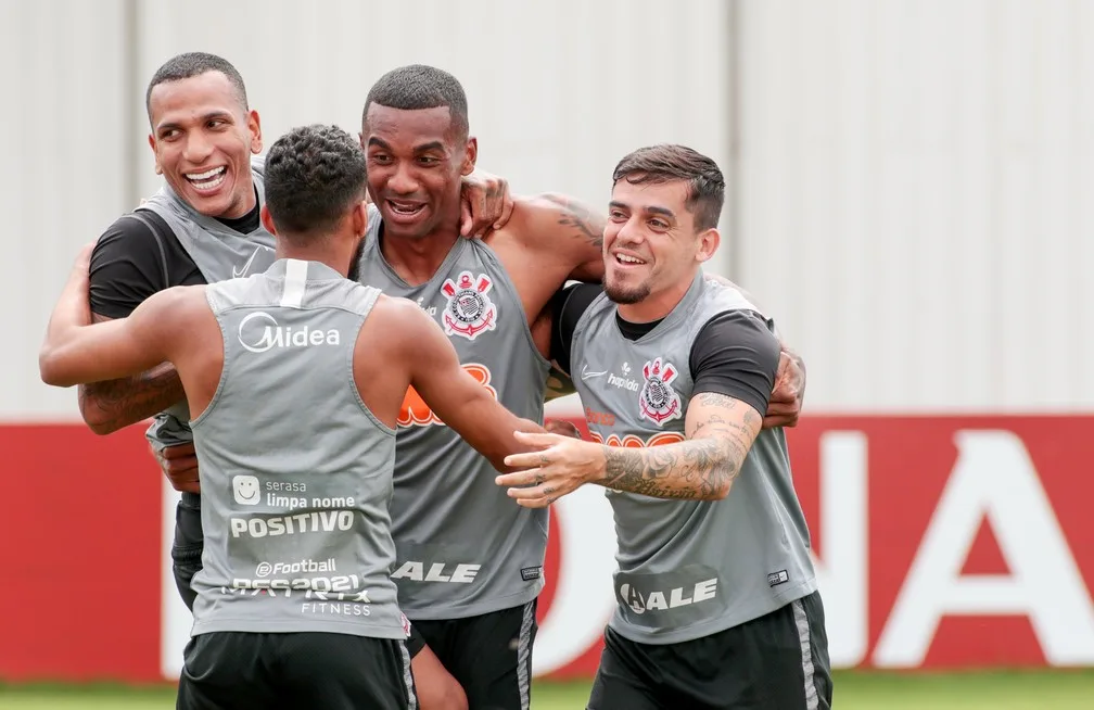 Corinthians faz churrasco no CT e festeja clima mais leve e um mês de invencibilidade