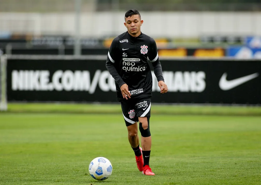 Após lesão, Adson tem pouco tempo em campo no returno do Brasileirão