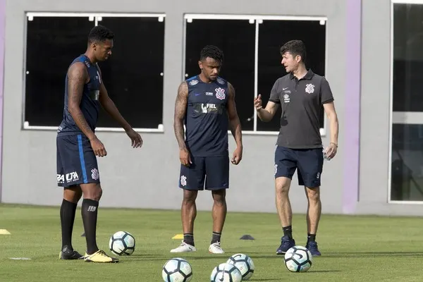 Jô trabalha com bola e se aproxima de retorno: veja o dia do Corinthians