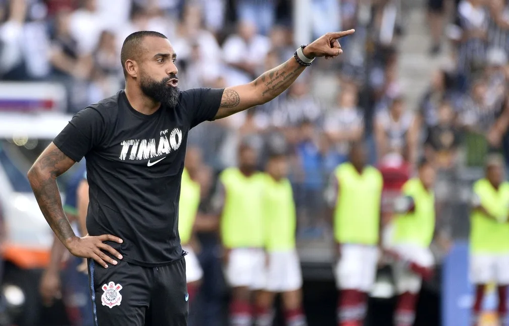 Dyego Coelho será o treinador do Corinthians contra o Fluminense no Maracanã