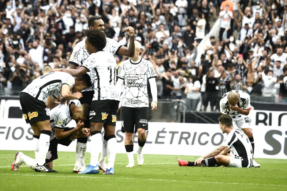 Vitória contra o Santos coloca o Corinthians de volta ao G-4 após 83 rodadas no Brasileirão