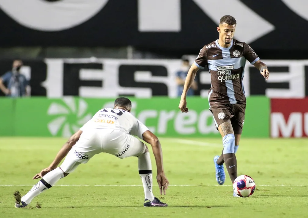 Improvisado, João Victor se destaca na lateral do Corinthians, mas pondera: 