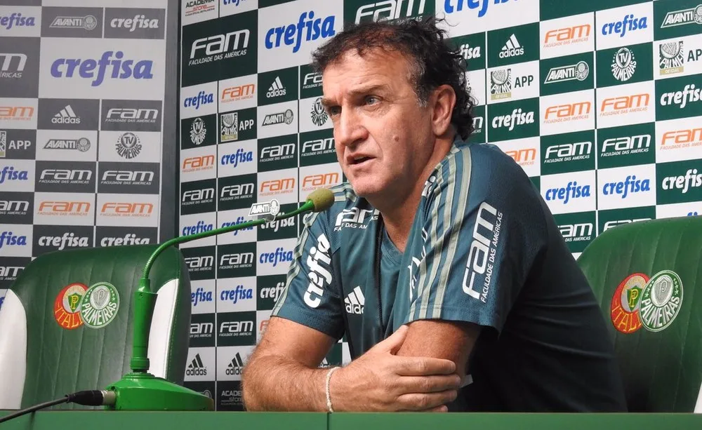  ?Cuca faz novos testes em treino tático e ainda não confirma Palmeiras titular