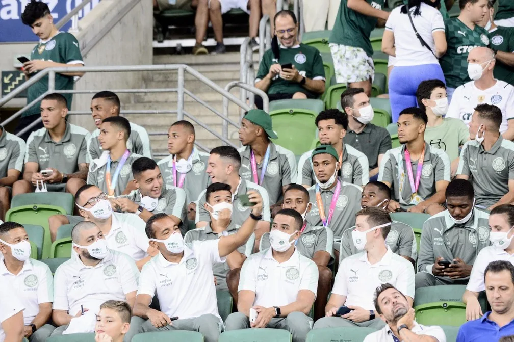 Campeões da Copinha vão a jogo do time profissional e dão volta olímpica com a taça