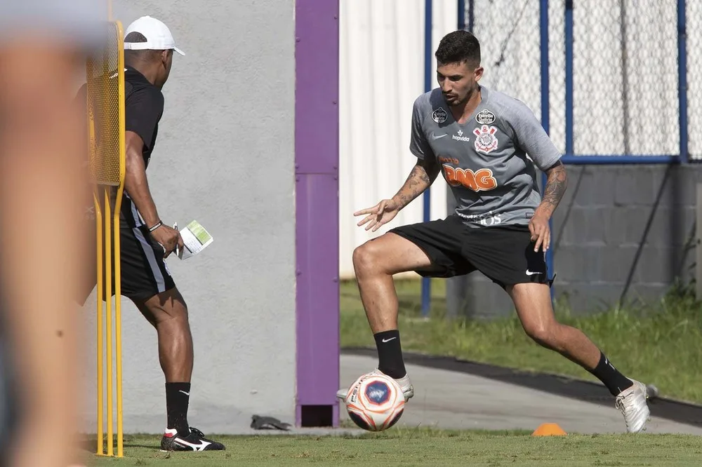 Bancado por Tiago Nunes no Corinthians, Pedro Henrique ouve que está à frente de concorrentes