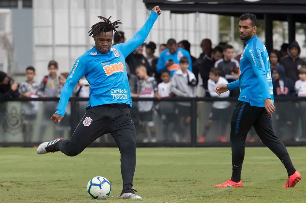 Corinthians voltou a treinar e relacionou os 24 jogadores que vão à Venezuela