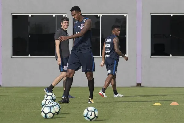 Jô treina neste domingo e tem chances de voltar ao Corinthians contra o Coritiba