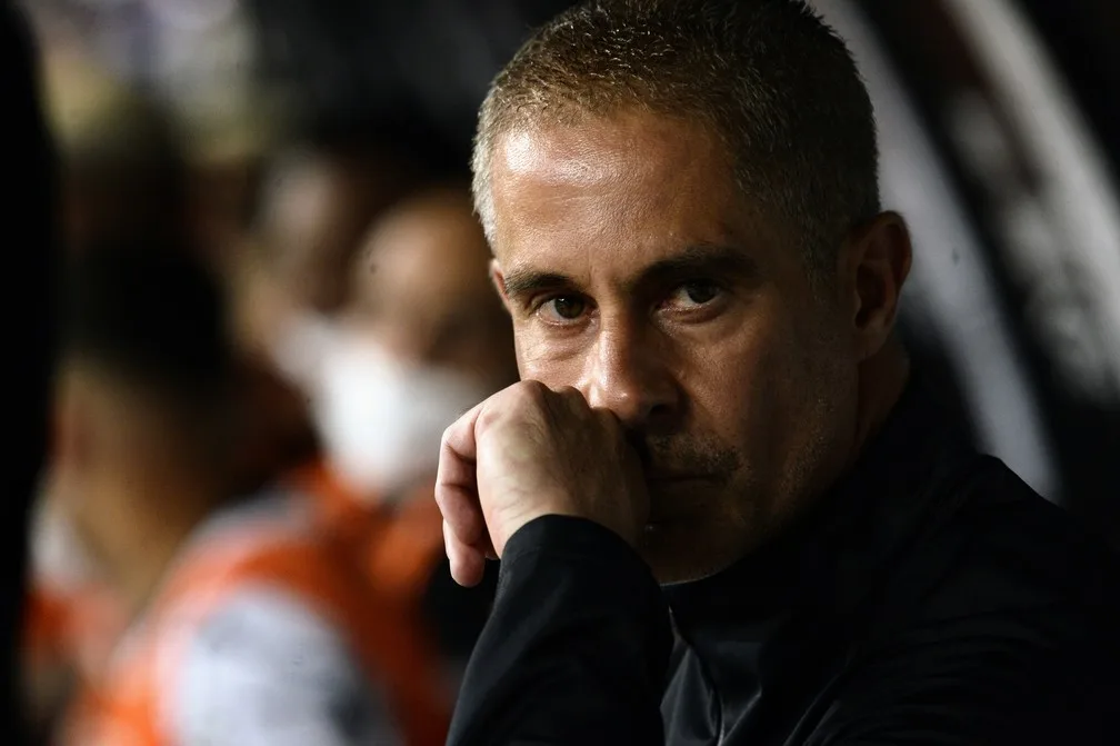 Xingamentos e protesto agendado: Sylvinho vira alvo em derrota do Corinthians na Arena