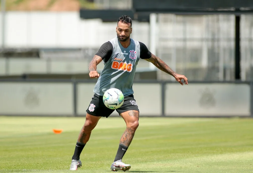 Com sequência incerta no Corinthians, Michel Macedo ganha chance de ouro no clássico