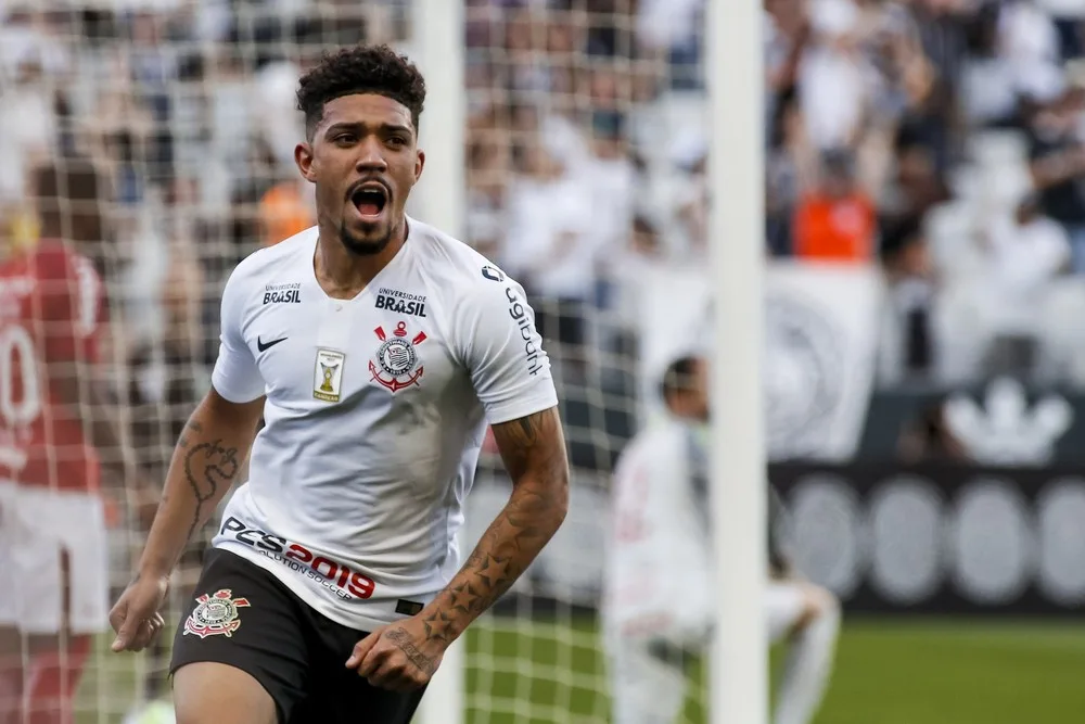 Douglas cresce em nova posição no Corinthians, ouve conselhos de Jair e diz: 