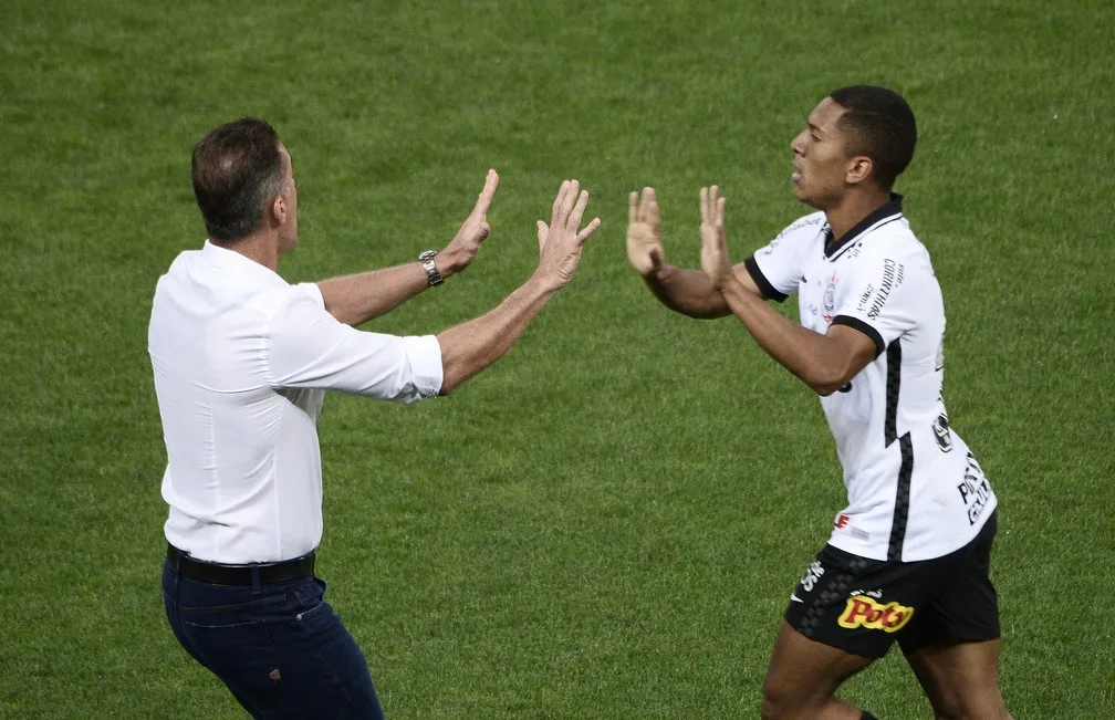 Davó e Mancini fazem aposta em treino e técnico paga flexões; veja o vídeo 