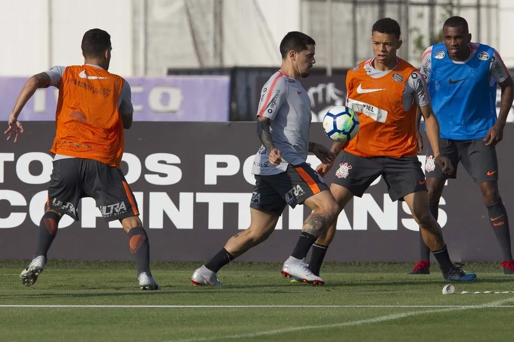 Flamengo pretende denunciar Corinthians, caso escale Fagner na semifinal da Copa do Brasil