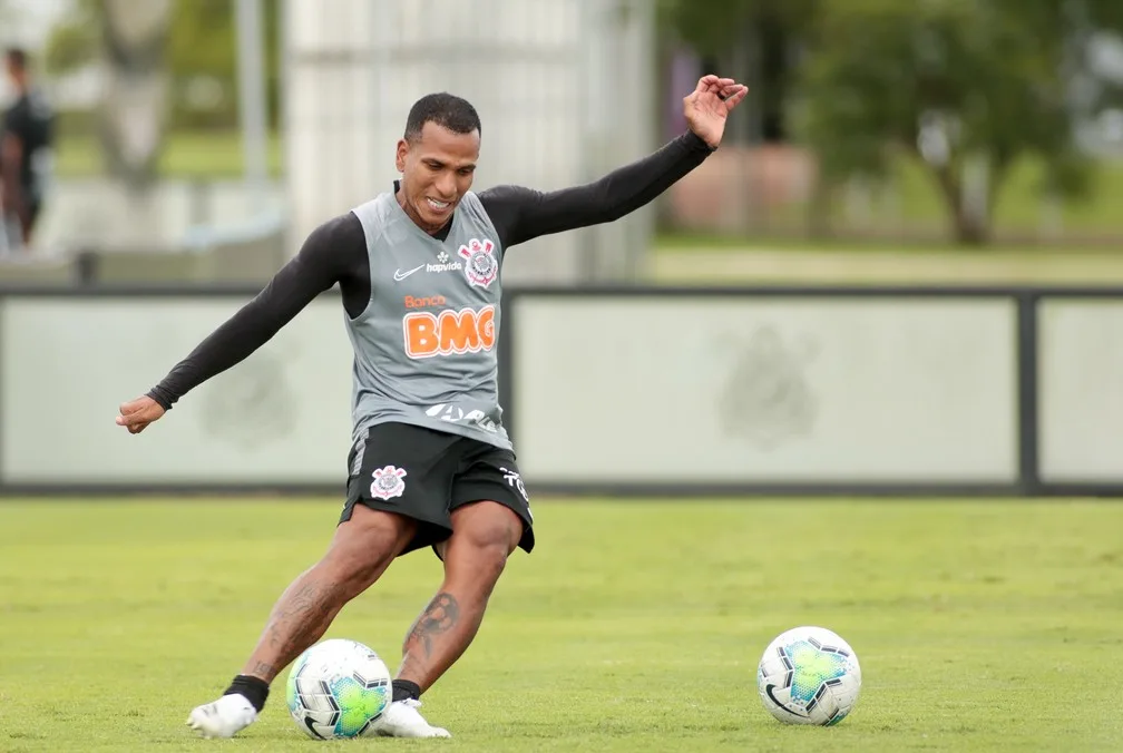 Desencanta! Otero chega a 20 cobranças de falta no Corinthians, mas segue zerado; veja raio-x