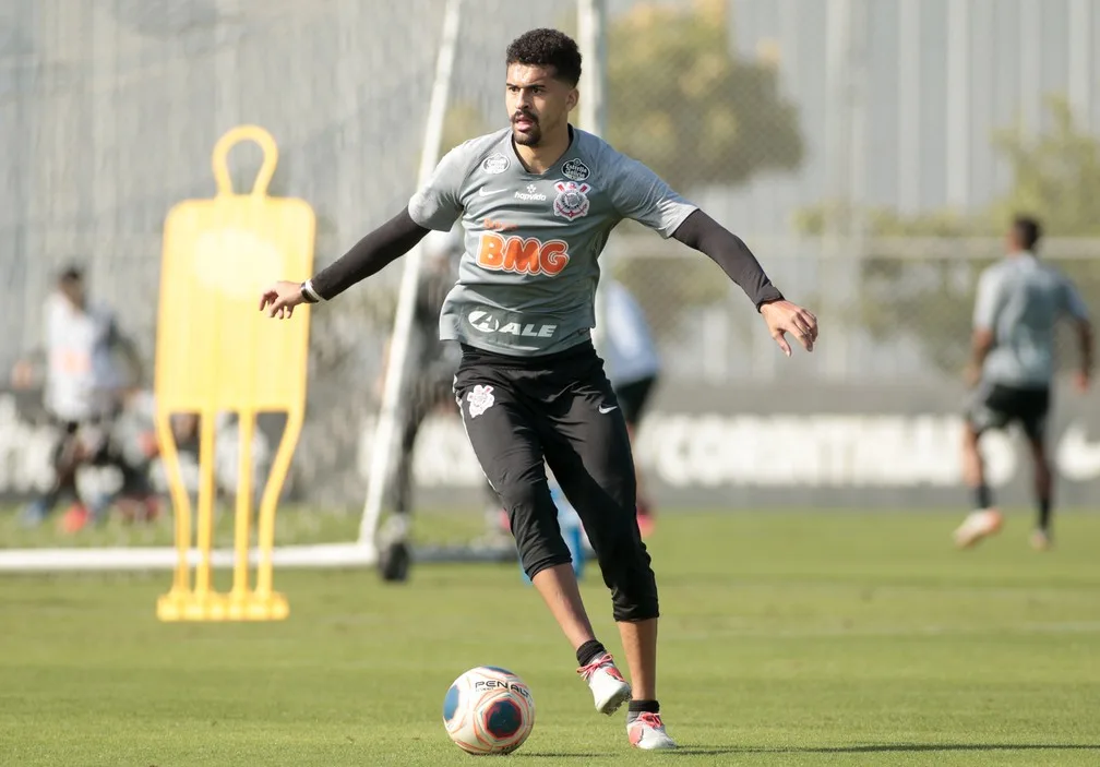 Recuperado de lesão, Léo Santos volta a treinar com elenco do Corinthians depois de 300 dias