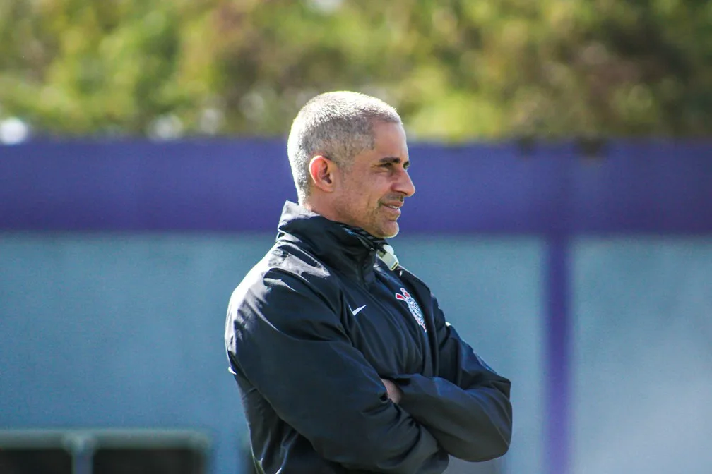 Números pressionam e Sylvinho está ameaçado de queda no Corinthians