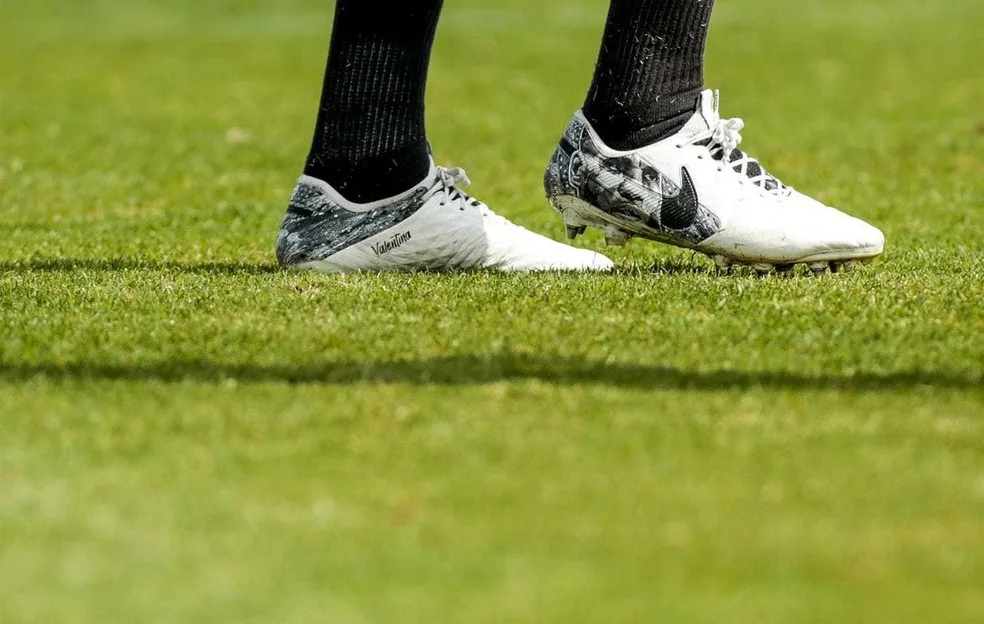 Gil usa chuteira com o rosto de Michael Jordan em treino do Corinthians