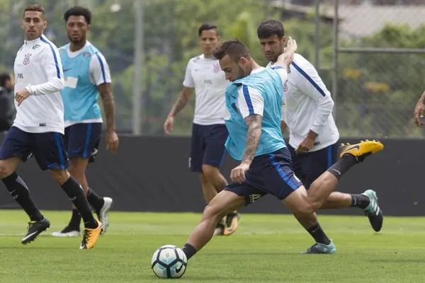 Carille confirma Maycon de volta ao Corinthians contra o Atlético-PR