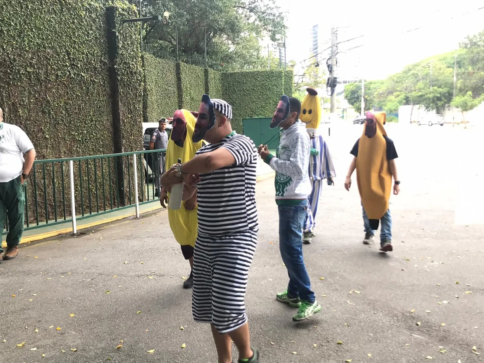 Torcedores realizam protesto na Academia de Futebol e se vestem de Bananas de Pijamas