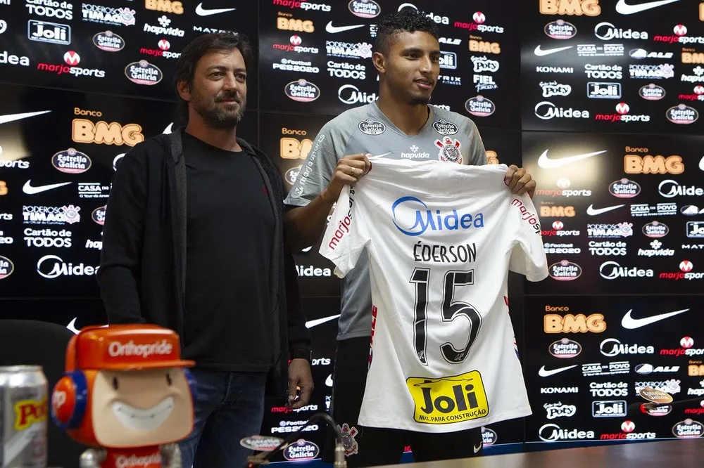 Éderson herda camisa de Ralf e cita Paulinho em apresentação no Corinthians: 